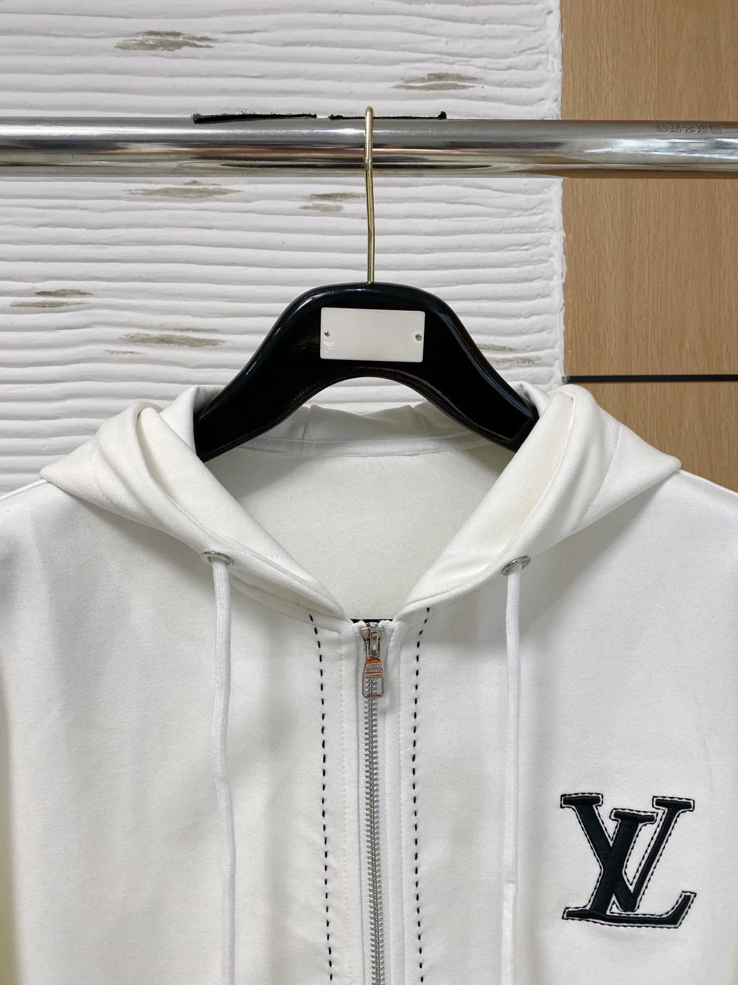🅿️720 [LV Louis Vuitton] hot-selling suit is coming. Focus on the original version of the official website. 2025 new hot-selling cardigan and sweatshirt suit. The original order is the best. 🇭🇰The meticulous work of top designers. It has a fitting and perfect upper body effect. All-natural high-quality Tencel Roman cotton 100%, close-fitting comfort, noble and elegant! Original hardware embodies elegance and nobility! Counter size: M-3XL (maximum wear up to 190 pounds)